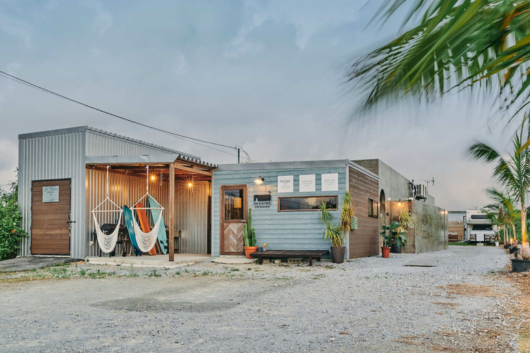 Exterior & Views
