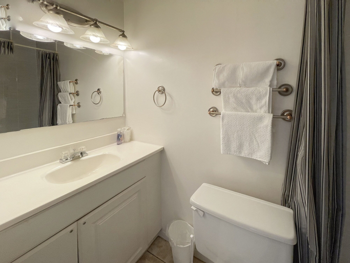 Bathroom 3, Sunny Motel, Bruce