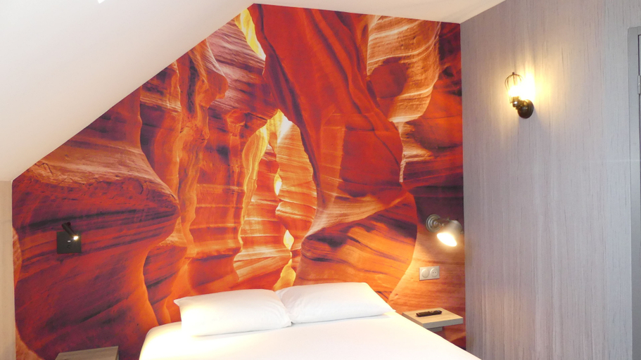 Bedroom 2, Break Hotel, Cher