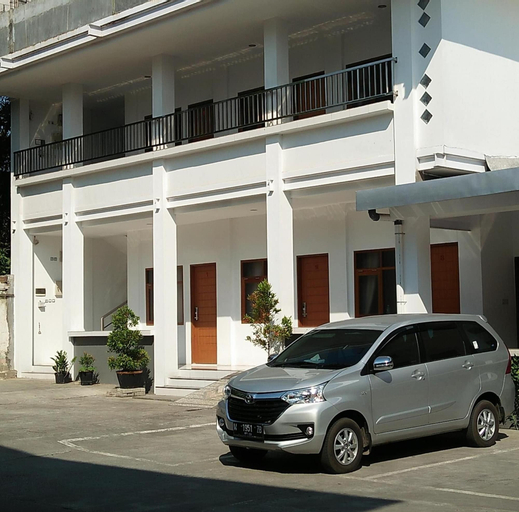 Exterior & Views 27