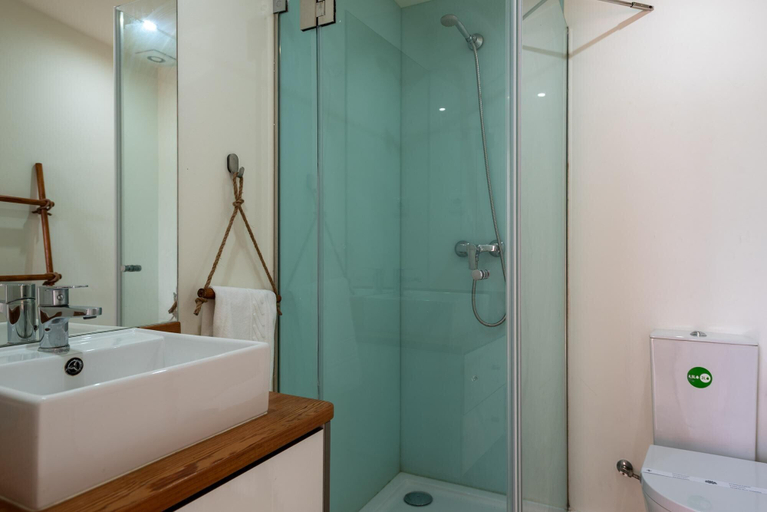 Bathroom 3, Mezzanine Stylish Apartment P by Vacationy, Porto