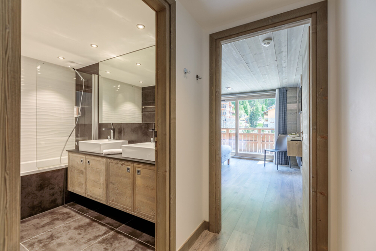 Bathroom 4, Victoria Lodge, Friendly Hotel, Savoie