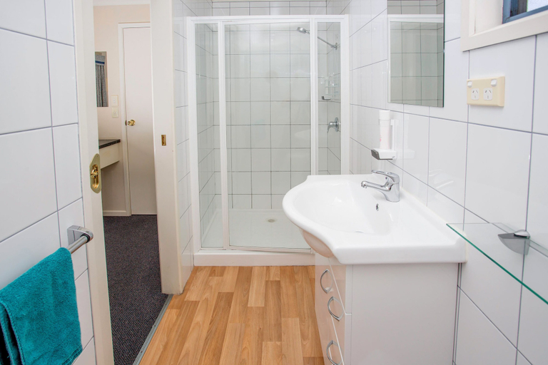 Bathroom 4, BIG4 TASSIE GETAWAY PARKS ST HELENS, Break O'Day