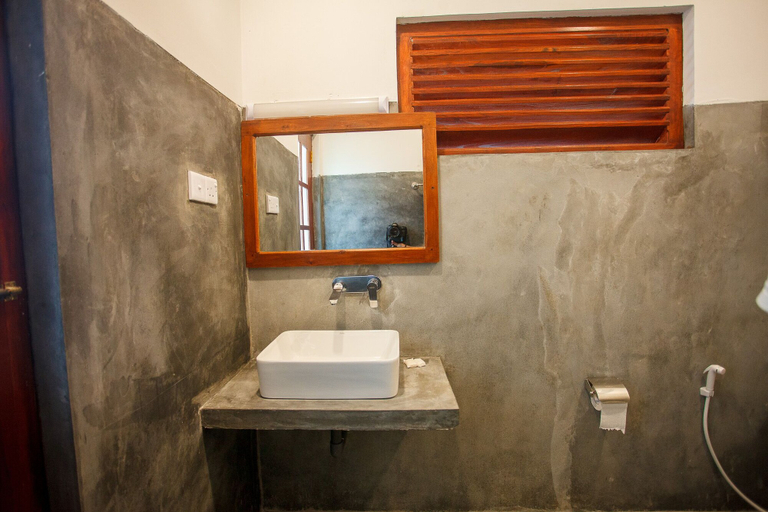 Bathroom 3, Rawana Den, Ella