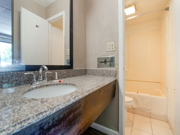 Bathroom 5, Days Inn & Suites by Wyndham Indianapolis Airport East, Indianapolis