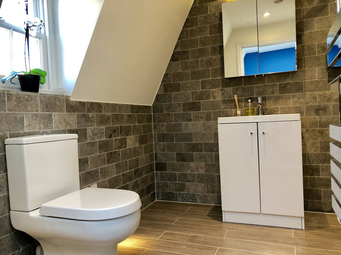 Bathroom 3, Stylish Maisonette and studio in Victoria, London
