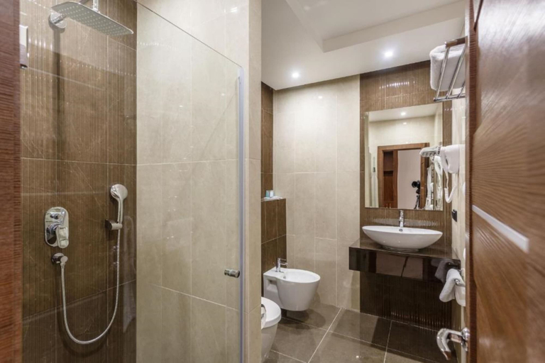 Bathroom 4, Riverside Hotel, Northern