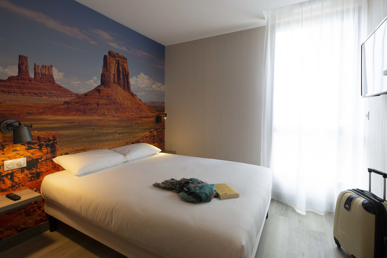 Bedroom 3, Break Hotel, Cher