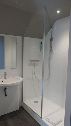 Bathroom 5, Break Hotel, Cher