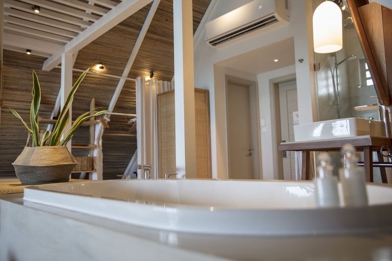 Bathroom 5, Preskil Island Resort
