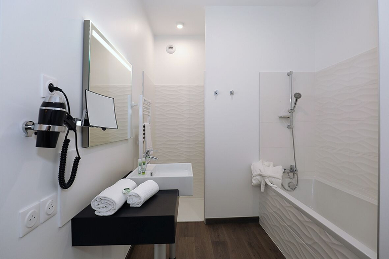 Bathroom 4, Hôtel Restaurant Le Nelio, Bouches-du-Rhône