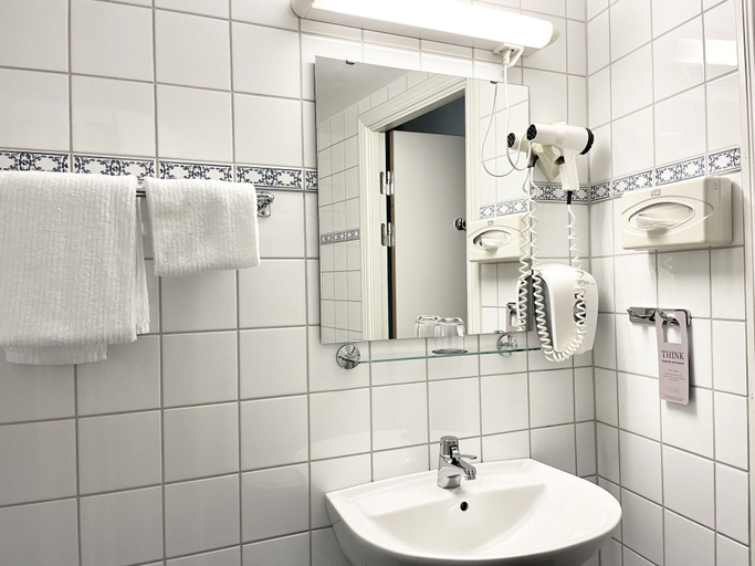 Bathroom 3, Karl Johans gate 35, Oslo