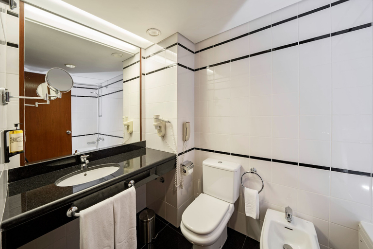 Bathroom 5, Hotel do Canal, Horta