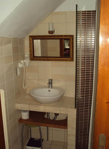 Bathroom 5, Proimos Maisonnettes, Crete