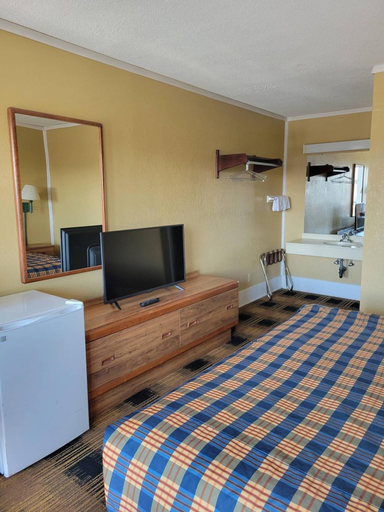 Bedroom 5, Smokies Motel, Sevier