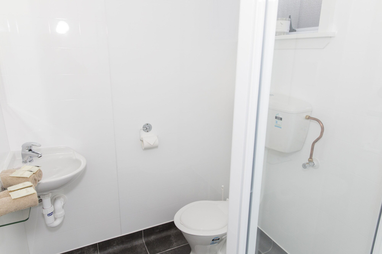 Bathroom 3, Greymouth Motel, Grey