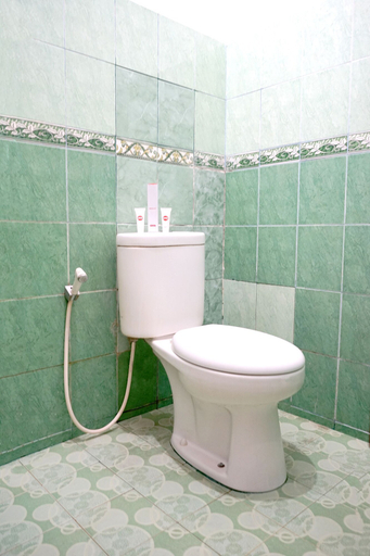 Bathroom 3, OYO 1697 Griya Dimas Guesthouse, Jambi
