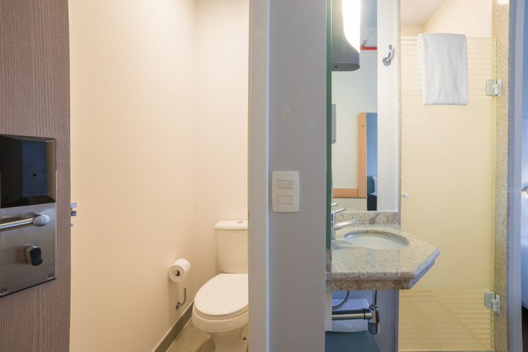 Bathroom 4, ibis budget São Bernardo do Campo, São Bernardo do Campo
