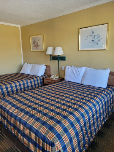 Bedroom 3, Smokies Motel, Sevier