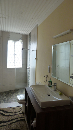 Bathroom 4, Le Cactus Guesthouse