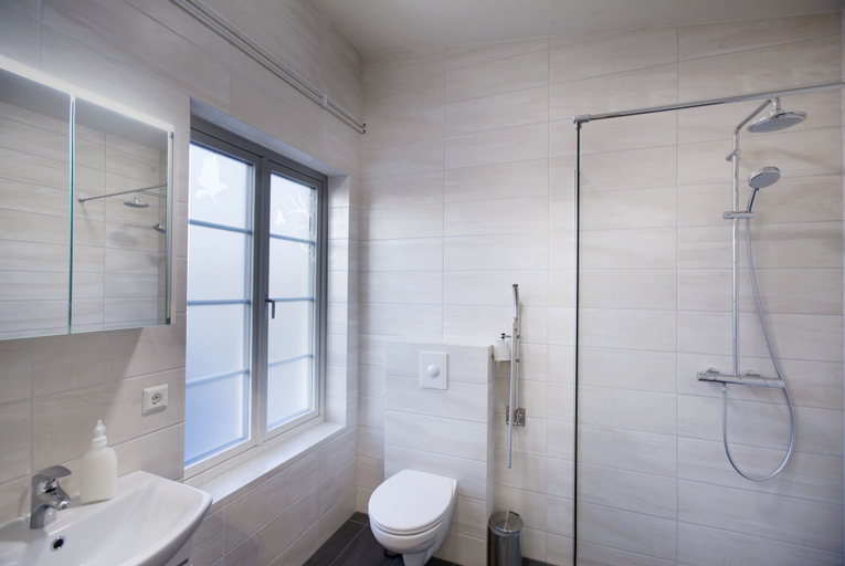 Bathroom 5, Fisherman's Village, Bessastaðahreppur