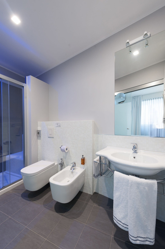 Bathroom 5, Hotel Executive Inn, Brindisi