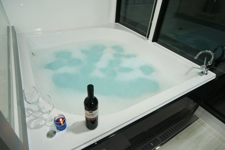 Bathroom 4, Ninespavill, Jeju