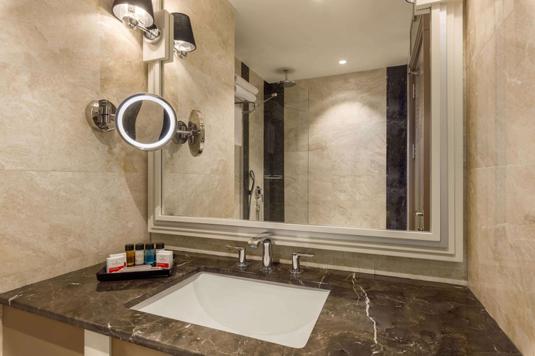 Bathroom 5, Ramada by Wyndham Istanbul Golden Horn, Beyoğlu