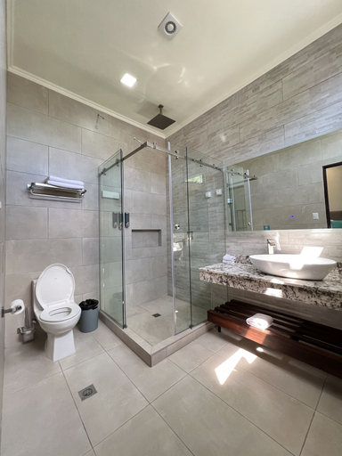 Bathroom 5, Hotel Naoz, Aguirre