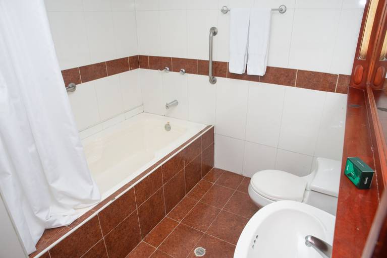 Bathroom 4, Hotel Charthon, Barranquilla