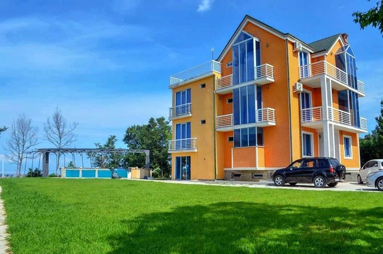 Exterior & Views