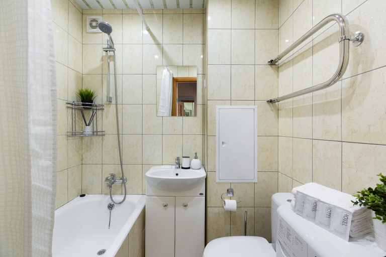 Bathroom 3, GoodAps Starokonyushennyy Pereulok, Central
