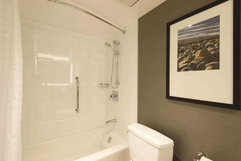Bathroom 4, DoubleTree by Hilton Victoria, Capital
