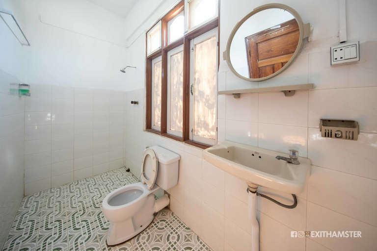 Bathroom 5, Gypsy Inn, Taunggye