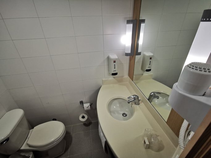 Bathroom 5, ibis Bogota Museo, Santafé de Bogotá