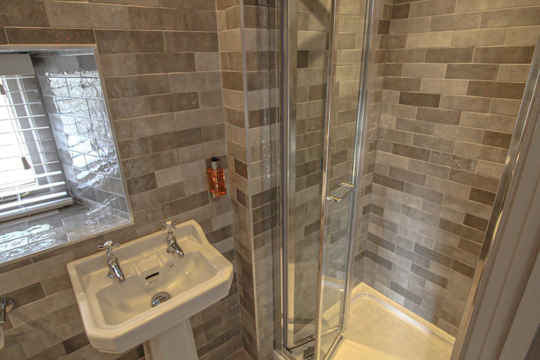 Bathroom 4, Pooley Bridge Inn, Cumbria