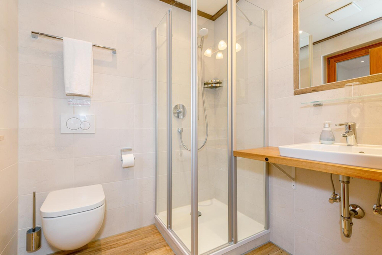 Bathroom 5, Gästehaus Flora, Traunstein