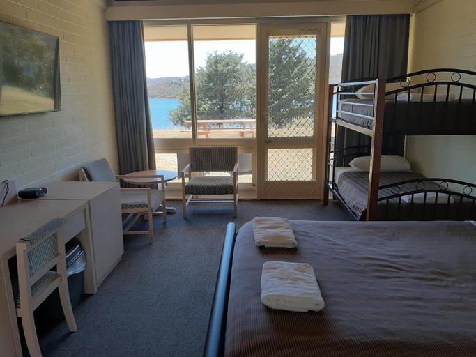 Bedroom 3, Lake Jindabyne Hotel, Snowy River