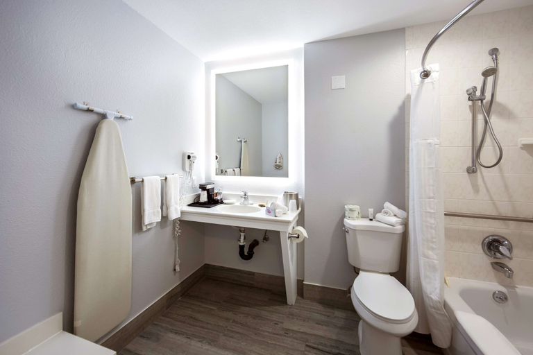 Bathroom 4, Red Lion Inn & Suites Grants Pass, Josephine
