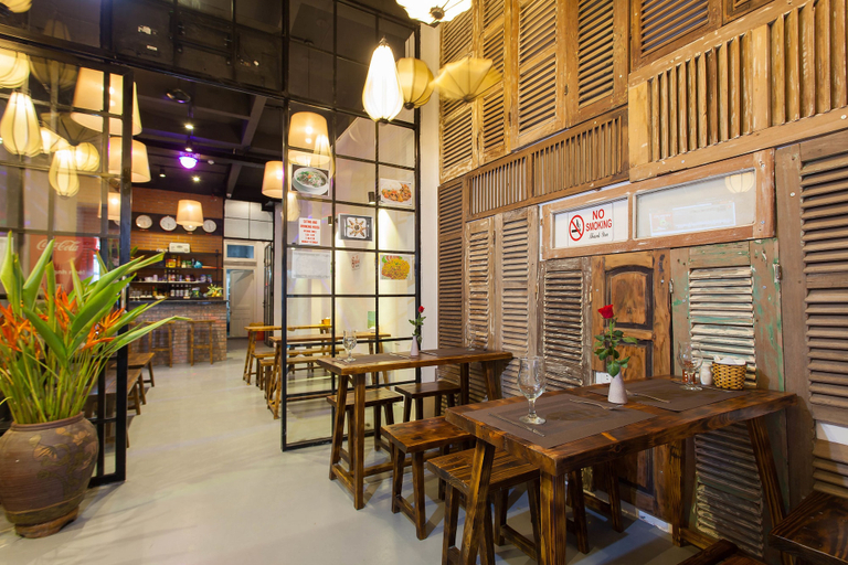 Food & Drinks 2, Luxury Backpackers, Hoàn Kiếm