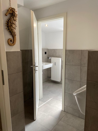 Bathroom 4, City Maritim Rooms, Bremerhaven