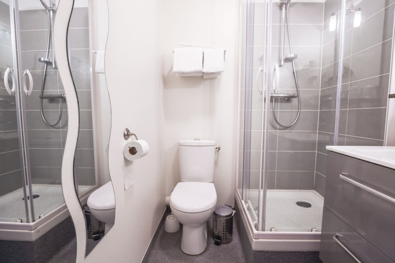 Bathroom 3, Hôtel de la T.A, Ille-et-Vilaine