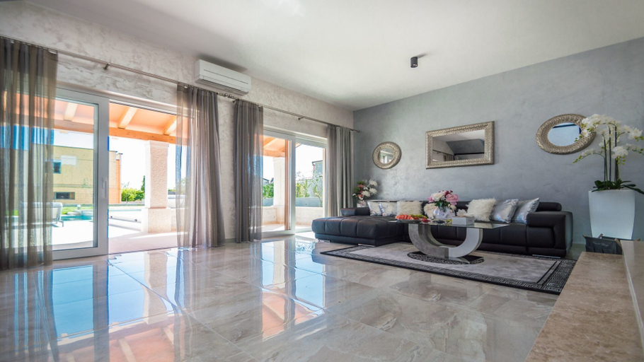 Others 5, Villa Mabuhay, Marčana