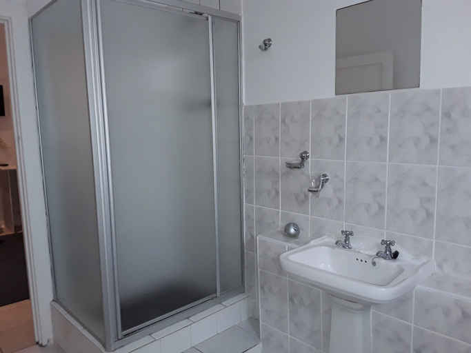 Bathroom 3, Kwazi Guest House, Buffalo City