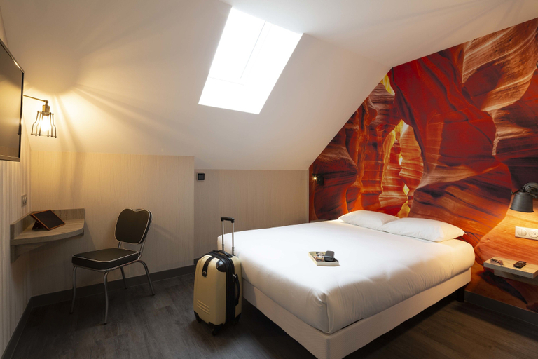 Bedroom 4, Break Hotel, Cher