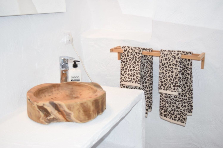 Bathroom 4, Cuevas Helena, Granada