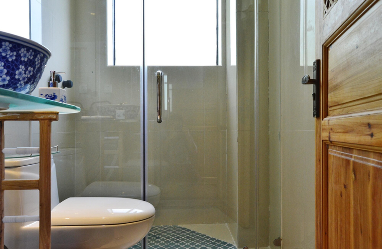 Bathroom 4, Yangshuo Li River Lodge, Guilin