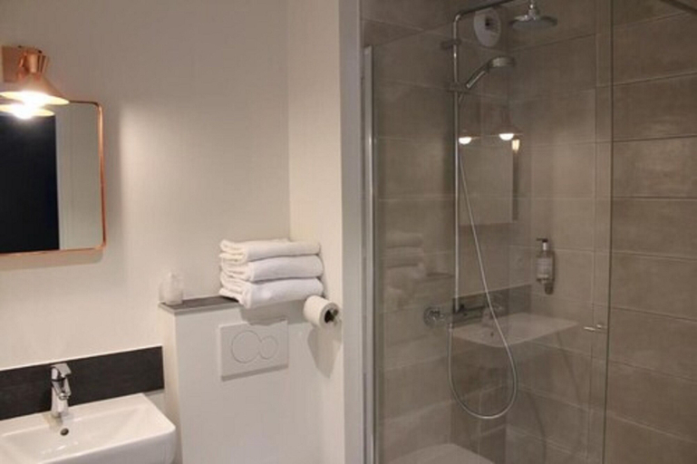 Bathroom 4, Hôtel La Fontaine Caen Centre, Calvados