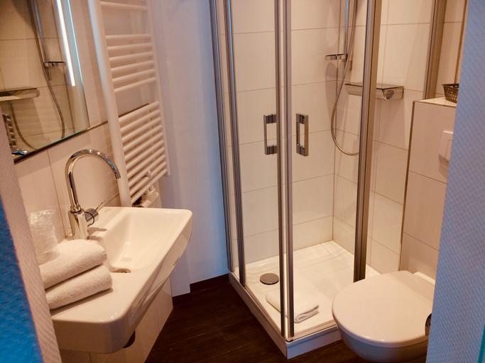 Bathroom 4, Hotel Triton, Köln