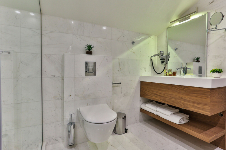 Bathroom 5, Hotel California by Aycon